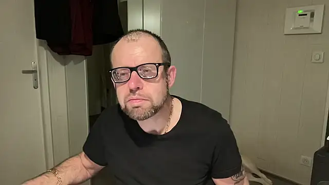 Snapshot of FABIOGLASSES chatting on 04-14-26, 07:20 FABIOGLASSES online show from 04-14-26, 07:20
