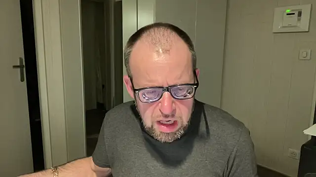 Snapshot of FABIOGLASSES chatting on 04-17-26, 07:50 FABIOGLASSES online show from 04-17-26, 07:50