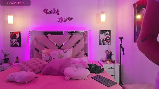 Snapshot of Karly_moon chatting on 11-19-25, 05:13 Karly moon online show from 11-19-25, 05:13