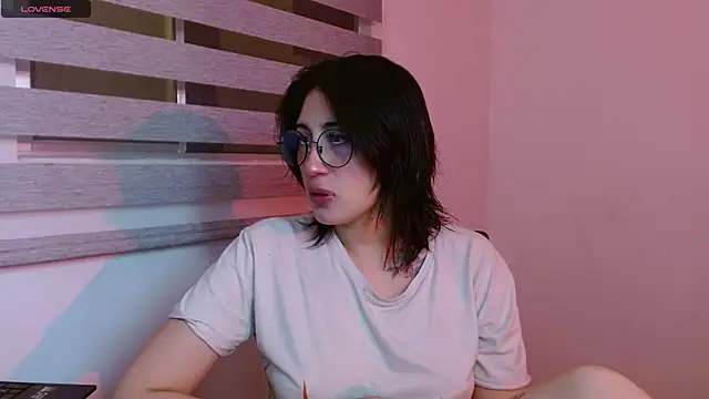 Snapshot of Red-moon1 chatting on 12-16-24, 01:11 Red-moon1 online show from 12-16-24, 01:11