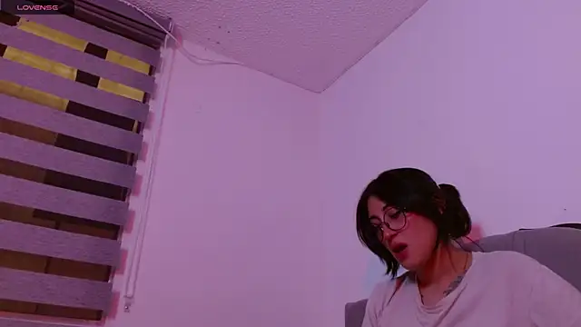 Snapshot of Red-moon1 chatting on 12-16-24, 07:21 Red-moon1 online show from 12-16-24, 07:21