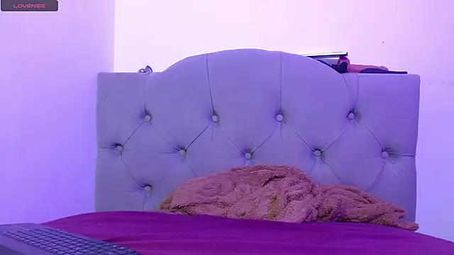 Snapshot of Red-moon1 chatting on 01-04-25, 01:53 Red-moon1 online show from 01-04-25, 01:53