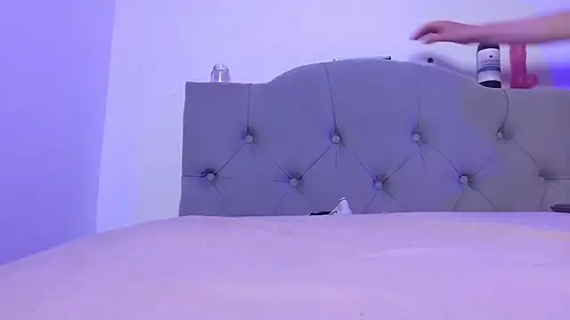 Snapshot of Red-moon1 chatting on 02-06-25, 04:58 Red-moon1 online show from 02-06-25, 04:58