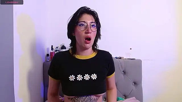 Snapshot of Red-moon1 chatting on 03-08-25, 12:09 Red-moon1 online show from 03-08-25, 12:09