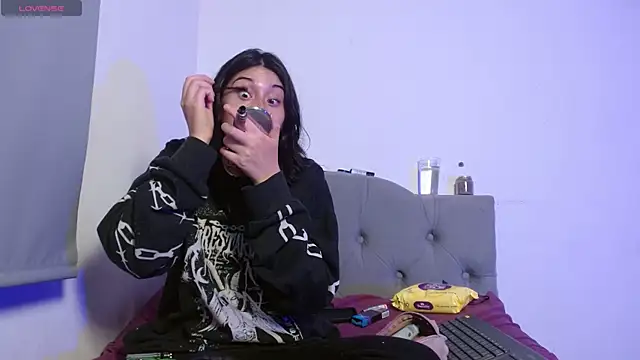 Snapshot of Red-moon1 chatting on 09-23-25, 04:48 Red-moon1 online show from 09-23-25, 04:48