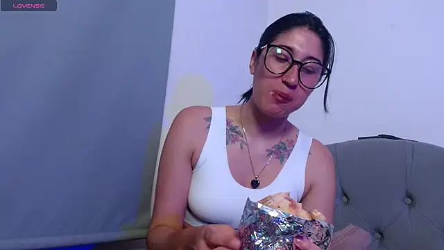 Snapshot of Red-moon1 chatting on 10-09-25, 03:26 Red-moon1 online show from 10-09-25, 03:26