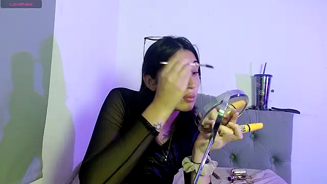 Snapshot of Red-moon1 chatting on 10-21-25, 06:03 Red-moon1 online show from 10-21-25, 06:03