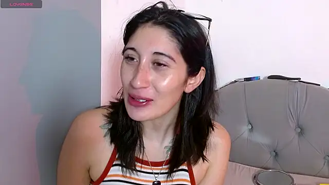 Snapshot of Red-moon1 chatting on 10-23-25, 04:12 Red-moon1 online show from 10-23-25, 04:12