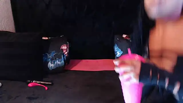 Snapshot of Ducheess chatting on 11-01-25, 11:07 Ducheess online show from 11-01-25, 11:07