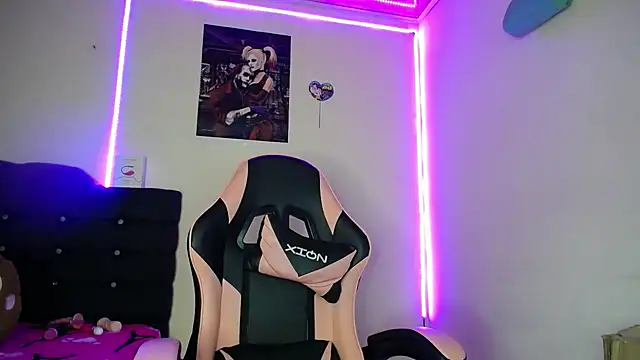 Snapshot of yuliana_19 chatting on 10-14-25, 11:11 yuliana 19 online show from 10-14-25, 11:11