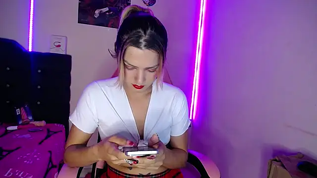 Snapshot of yuliana_19 chatting on 10-18-25, 02:40 yuliana 19 online show from 10-18-25, 02:40