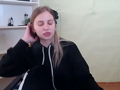 Snapshot of klerkarina chatting on 03-18-25, 06:03 klerkarina online show from 03-18-25, 06:03