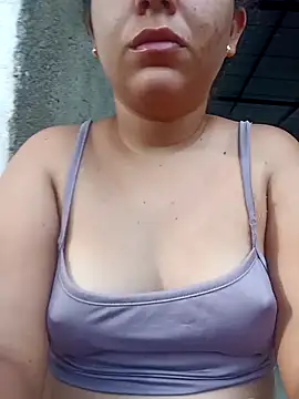 Snapshot of ValeriaSantos- chatting on 01-04-25, 12:27 ValeriaSantos- online show from 01-04-25, 12:27