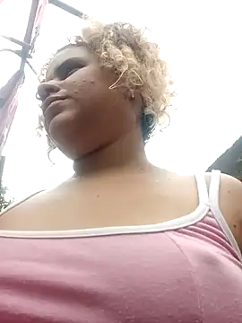 Snapshot of ValeriaSantos- chatting on 01-05-25, 03:13 ValeriaSantos- online show from 01-05-25, 03:13