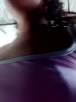 Snapshot of ValeriaSantos- chatting on 03-01-25, 07:04 ValeriaSantos- online show from 03-01-25, 07:04