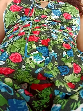 Snapshot of ValeriaSantos- chatting on 09-18-25, 12:29 ValeriaSantos- online show from 09-18-25, 12:29