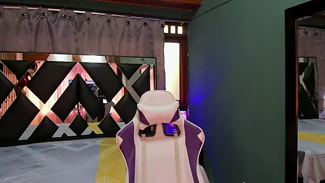 Linda4Petite online show from 12-24-24, 01:39