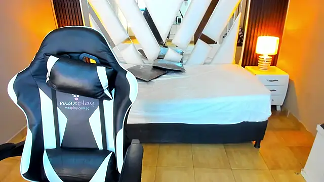 Linda4Petite online show from 10-31-25, 06:09