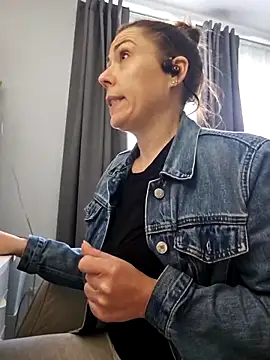 Ellie-L-Elizabeth online show from 05-10-26, 06:46