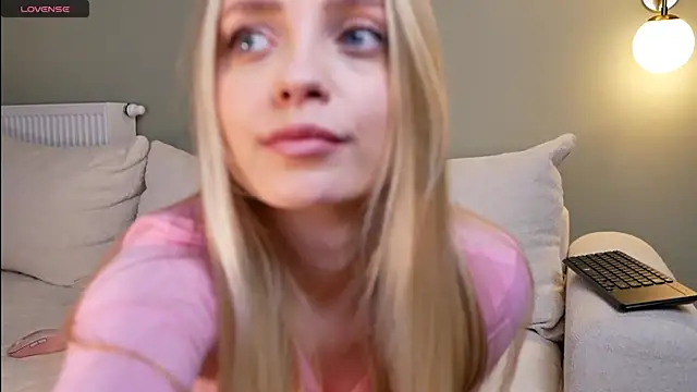 Snapshot of minimolly chatting on 02-16-26, 06:26 minimolly online show from 02-16-26, 06:26