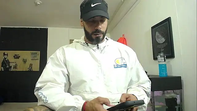 Snapshot of romeolovedark chatting on 01-17-25, 01:15 romeolovedark online show from 01-17-25, 01:15