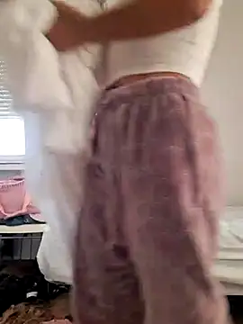 Snapshot of laura_dirtyhot chatting on 12-16-24, 08:20 laura dirtyhot online show from 12-16-24, 08:20