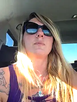 Snapshot of SheIsSomething chatting on 04-17-26, 11:19 SheIsSomething online show from 04-17-26, 11:19
