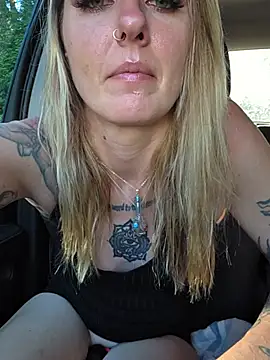 Snapshot of SheIsSomething chatting on 06-14-26, 01:47 SheIsSomething online show from 06-14-26, 01:47