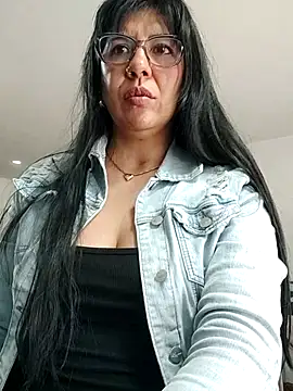 aisha latina online show from 11-10-25, 04:50