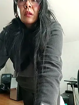 aisha latina online show from 11-11-25, 01:55