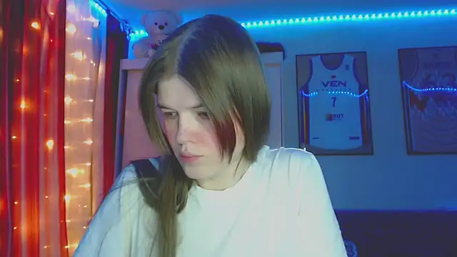 Snapshot of Klementa chatting on 04-11-26, 06:45 Klementa online show from 04-11-26, 06:45