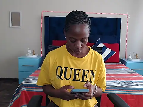 Snapshot of QUEENMANDYY chatting on 03-17-26, 06:28 QUEENMANDYY online show from 03-17-26, 06:28