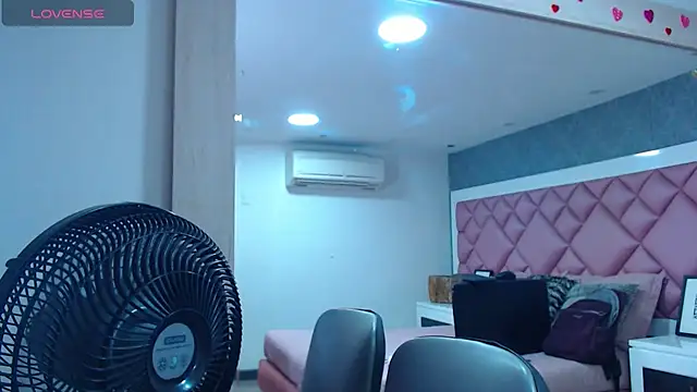 Snapshot of DanielaDuff chatting on 10-28-25, 07:49 DanielaDuff online show from 10-28-25, 07:49