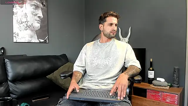 Snapshot of Davevilboy chatting on 01-14-25, 12:45 Davevilboy online show from 01-14-25, 12:45