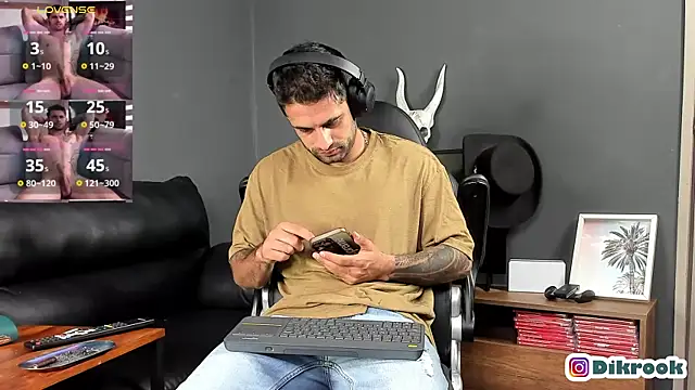 Snapshot of Davevilboy chatting on 03-07-25, 12:01 Davevilboy online show from 03-07-25, 12:01