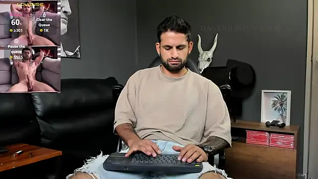 Snapshot of Davevilboy chatting on 03-18-25, 03:21 Davevilboy online show from 03-18-25, 03:21