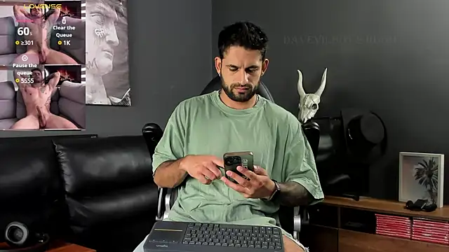 Snapshot of Davevilboy chatting on 03-19-25, 12:23 Davevilboy online show from 03-19-25, 12:23