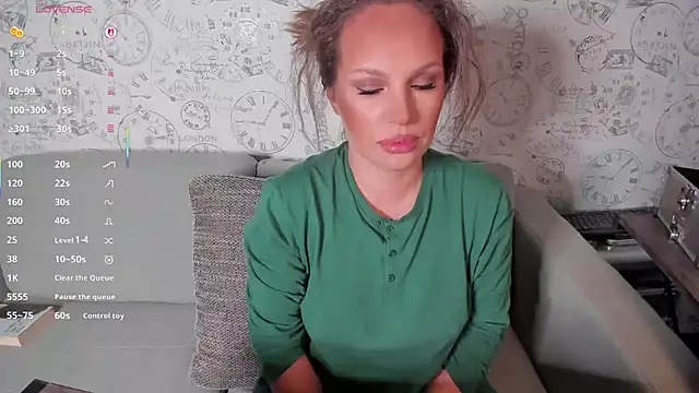 Snapshot of LondonBadGirl chatting on 10-26-25, 03:23 LondonBadGirl online show from 10-26-25, 03:23