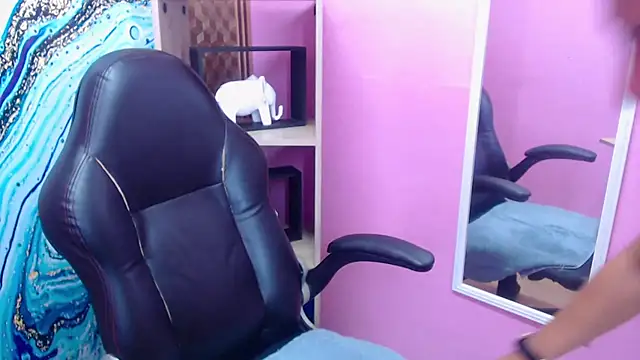 Amy Ronan online show from 10-15-25, 04:18