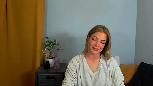 Snapshot of LilyBlondee chatting on 02-19-25, 05:27 LilyBlondee online show from 02-19-25, 05:27