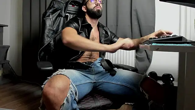 liamaesthetic online show from 12-23-24, 06:11