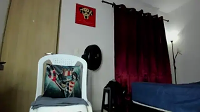 Snapshot of Cloudy_pigDude chatting on 06-12-26, 04:11 Cloudy pigDude online show from 06-12-26, 04:11