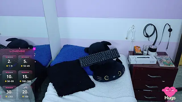 Snapshot of Catwhite_ chatting on 10-15-25, 06:08 Catwhite online show from 10-15-25, 06:08