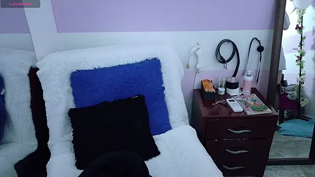 Snapshot of Catwhite_ chatting on 10-17-25, 06:10 Catwhite online show from 10-17-25, 06:10