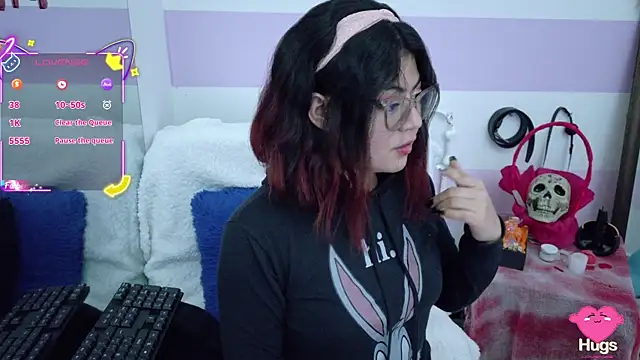 Snapshot of Catwhite_ chatting on 10-27-25, 08:02 Catwhite online show from 10-27-25, 08:02