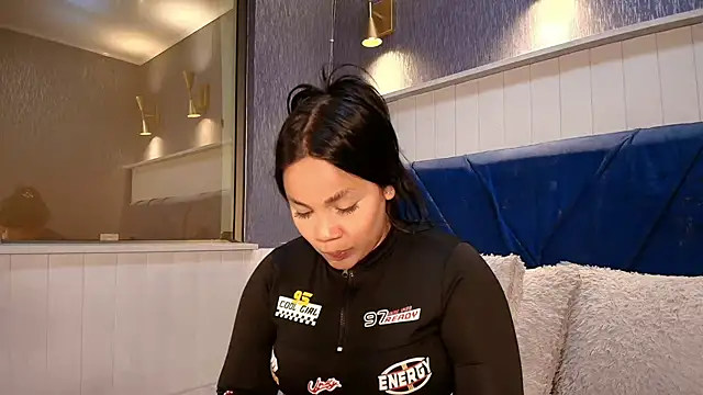 Snapshot of EmilyQueen3x chatting on 02-22-26, 02:04 EmilyQueen3x online show from 02-22-26, 02:04