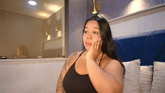 Snapshot of EmilyQueen3x chatting on 02-26-26, 02:05 EmilyQueen3x online show from 02-26-26, 02:05