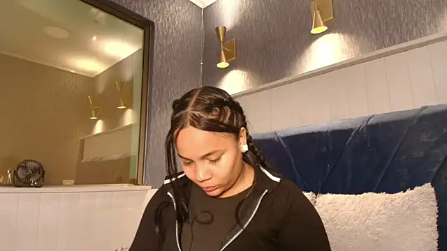 Snapshot of EmilyQueen3x chatting on 03-10-26, 12:10 EmilyQueen3x online show from 03-10-26, 12:10