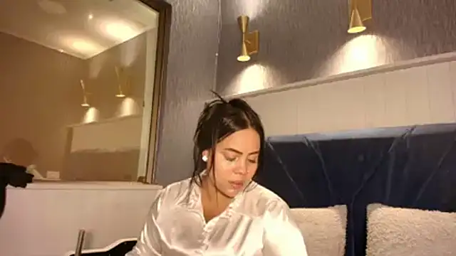 Snapshot of EmilyQueen3x chatting on 03-14-26, 02:00 EmilyQueen3x online show from 03-14-26, 02:00