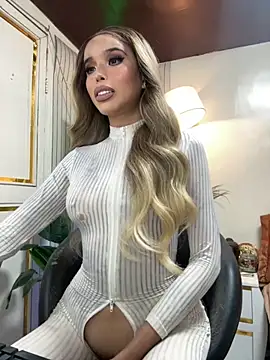 Snapshot of Elizabeth_Arden chatting on 10-19-25, 01:34 Elizabeth Arden online show from 10-19-25, 01:34